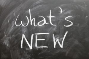 Presse und News DepotCity Tafel mit "Whats new" mit weißer Kreide geschrieben als Darstellung der Neuigkeiten von DepotCity