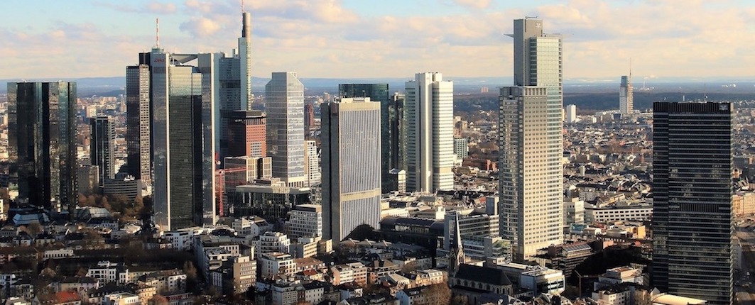 Fulfillment in Frankfurt Frankfurter Skyline mit Hochhäusern und Wolkenkratzern