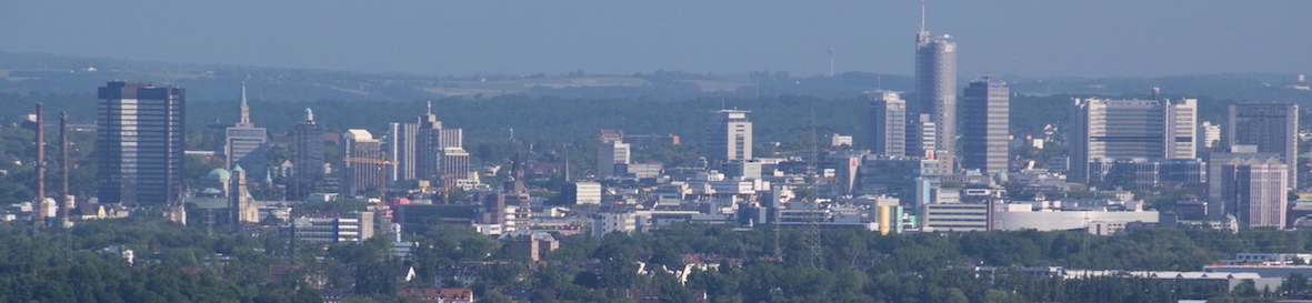 e-Commerce Logistik in Essen Skyline der Stadt Essen mit Gebäuden und Bäumen als Symbol für eCommerce-Logistik in Essen