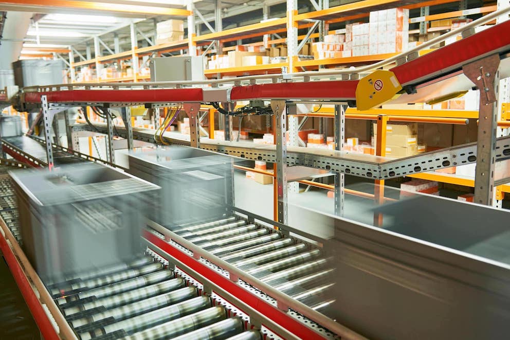 predictiv und vorhersagender versand Paketbox in grau auf Paketband in Bewegung als Darstellung von Predictiv und vorhersagender Versand