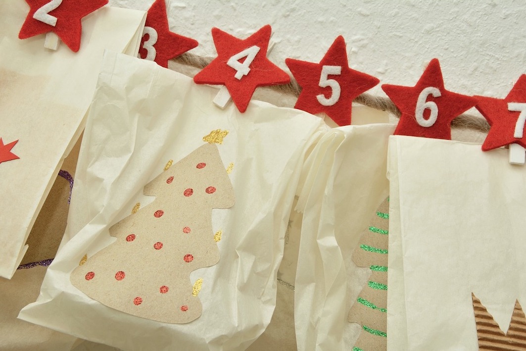 Adventskalender Verschicken Adventskalender Verschicken mit verschiedenen Päckchen und Tüten mit Zahlen beschriftet in farbe