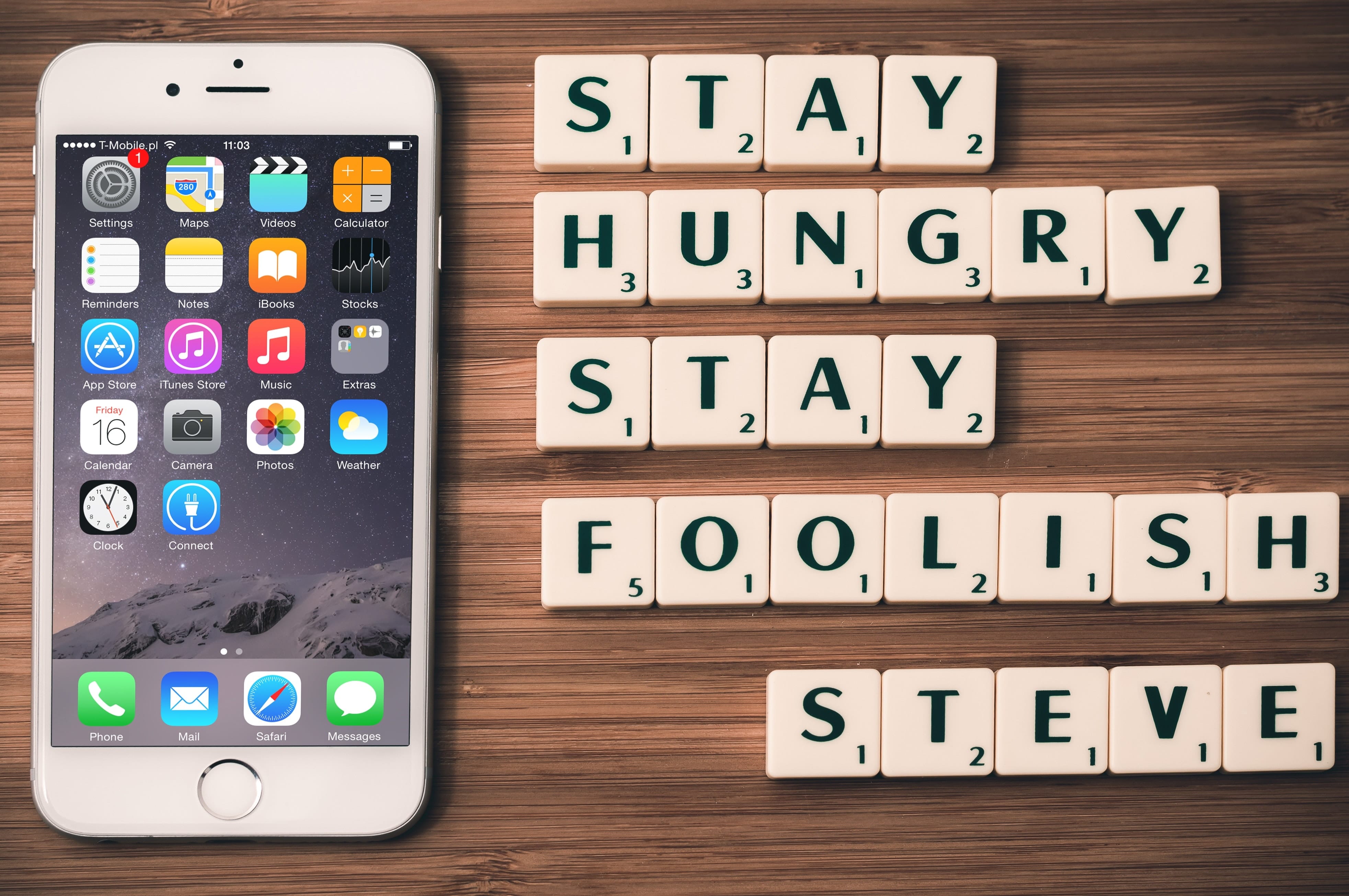 Kickstarter Logistik iPhone mit Apps und Zitat von Steve Jobs als Darstellung für Crowdfunding Logistik