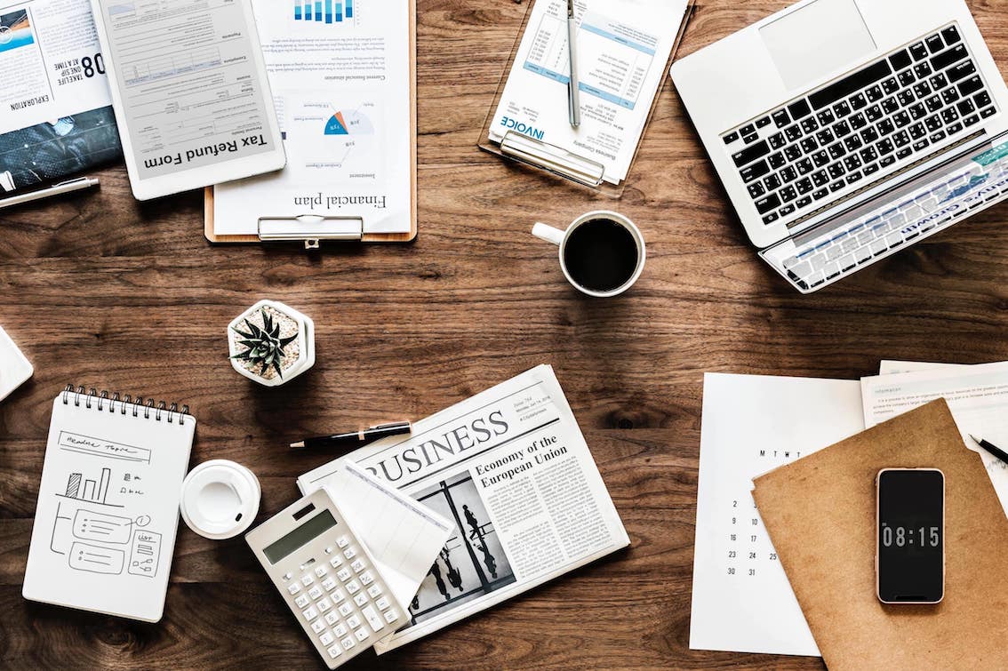 Marketing Logistik Marketing Logistik mit verschiedenen Objekten auf einem Tisch
